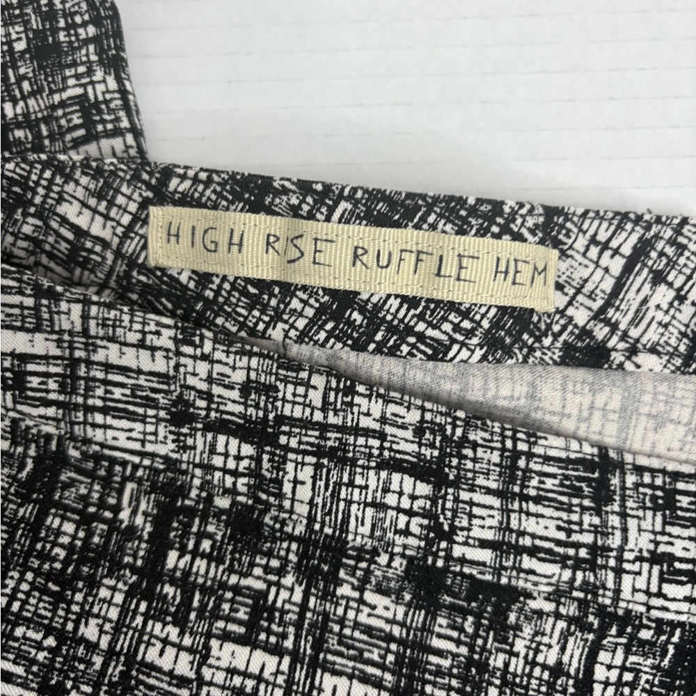 Hot Kiss High Rise Ruffle Hem Pants Black White Abstract Print Size M - Picture 3 of 6